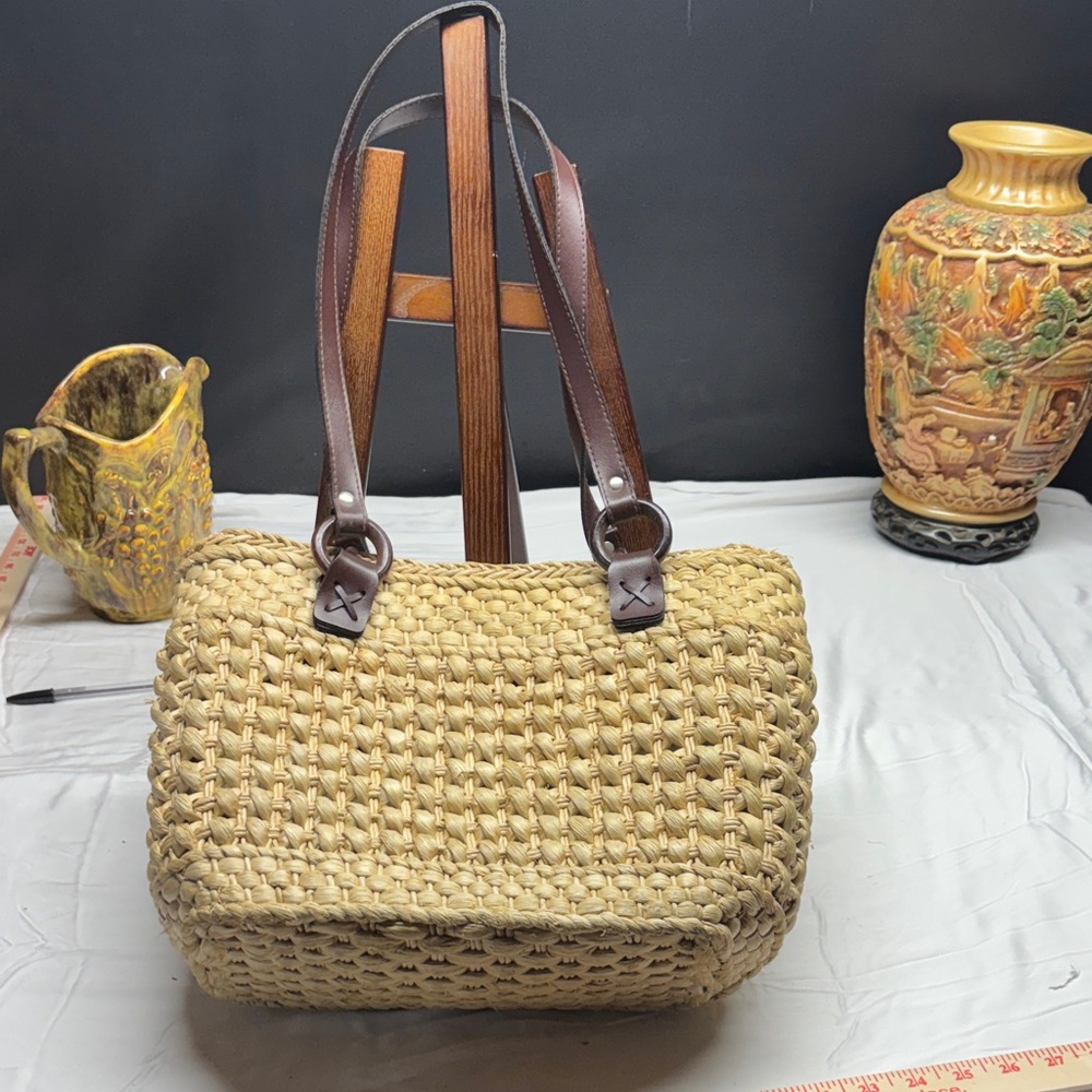 Chic Woven Shoulder Bag with Dark Brown Straps